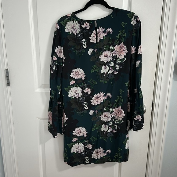 Club Monaco- Size 8 Silk Floral Shift Dress with Bell Sleeves - Picture 6 of 14